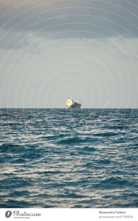 Es kommt ein Schiff geladen... Wetter Wellen Nordsee Meer Wasserfahrzeug Schifffahrt Menschenleer Einsamkeit Einzelgänger Ferne Reisefotografie reisend Frachter