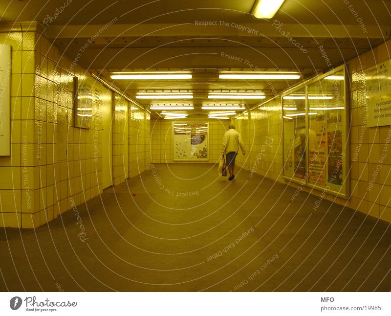 Rentnerin im U-Bahntunnel Berlin Senior Tunnel London Underground Architektur Weiblicher Senior Licht künstliche Welt