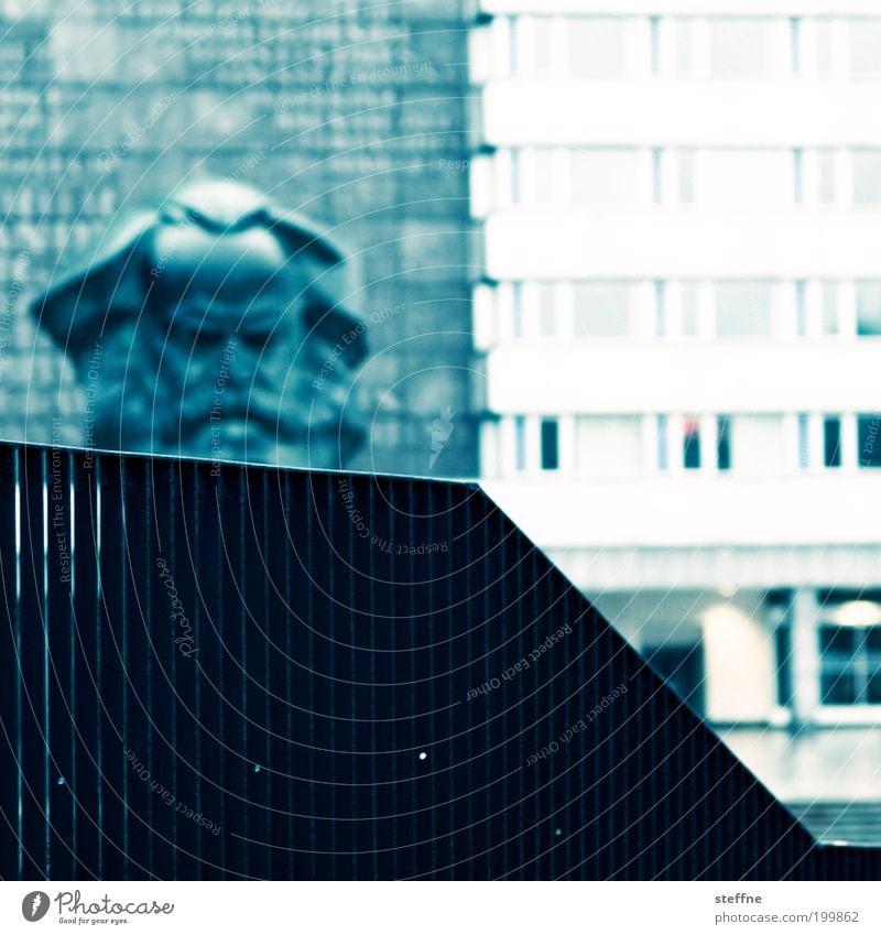 Dreiklang Chemnitz Gebäude Fassade Sehenswürdigkeit Wahrzeichen Denkmal Kopf karl marx Cross Processing Geländer Kontrast Farbfoto mehrfarbig Außenaufnahme