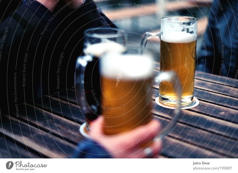 Biergartenzeit Freizeit & Hobby Restaurant 3 Mensch genießen trinken Einigkeit Freundschaft Zusammensein Feierabend Erfrischung Erfrischungsgetränk Unschärfe
