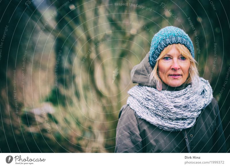 Frau mit Mütze in kalter Jahreszeit Mensch feminin Erwachsene Leben 1 45-60 Jahre Jacke blond einzigartig natürlich blau Blick beobachten Wald Spaziergang