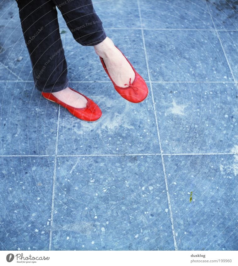 red shoes Mensch feminin Fuß 1 sitzen warten Farbe rot Fliesen u. Kacheln überschlagen flippig Beine Boden Untergrund Muster Quadrat blau mehrfarbig eckig