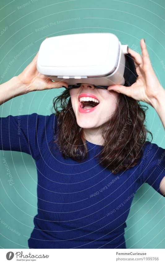 Virtuelle Realität (01) Technik & Technologie Unterhaltungselektronik Fortschritt Zukunft Frau Erwachsene Mensch Freizeit & Hobby virtuell Spielautomat