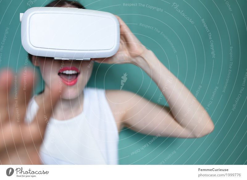 Virtuelle Realität (12) feminin Junge Frau Jugendliche Erwachsene Mensch 18-30 Jahre erleben Technik & Technologie wirklich virtuell Virtual-Reality-Brille