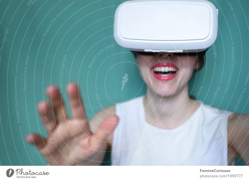Virtuelle Realität (19) feminin Junge Frau Jugendliche Erwachsene Mensch 18-30 Jahre erleben VR-Brille Virtual-Reality-Brille virtuell wirklich
