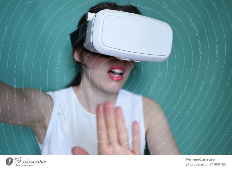 Virtuelle Realität (17) feminin Mensch erleben dreidimensional Brille VR-Brille Virtual-Reality-Brille virtuelle Realität wirklich erschrecken Angst Cyberspace