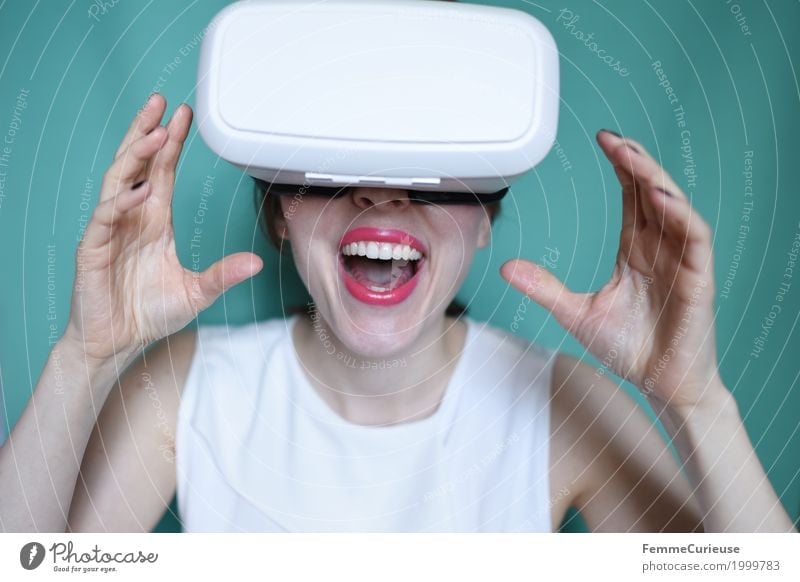 Virtuelle Realität (11) feminin Junge Frau Jugendliche Erwachsene Mensch 18-30 Jahre erleben Technik & Technologie Cyberspace Neue Medien virtuell wirklich