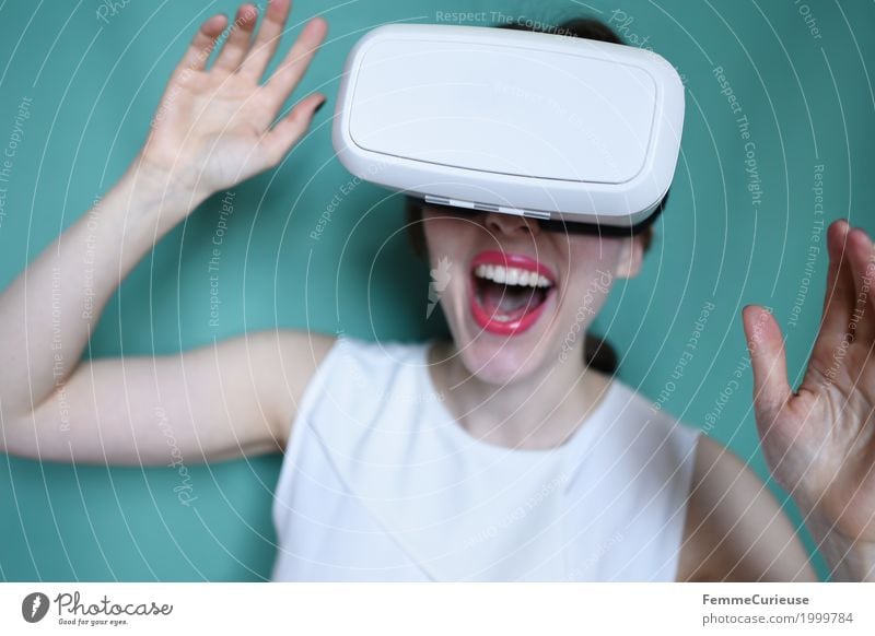Virtuelle Realität (15) feminin Junge Frau Jugendliche Erwachsene Mensch 18-30 Jahre erleben VR-Brille Virtual-Reality-Brille virtuelle Realität wirklich