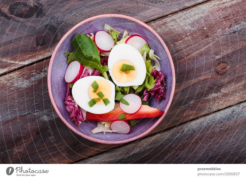 Gesunder Salat mit Eiern und Gemüse Lebensmittel Salatbeilage Mittagessen Vegetarische Ernährung Diät Schalen & Schüsseln Tisch Holz frisch Gesundheit lecker