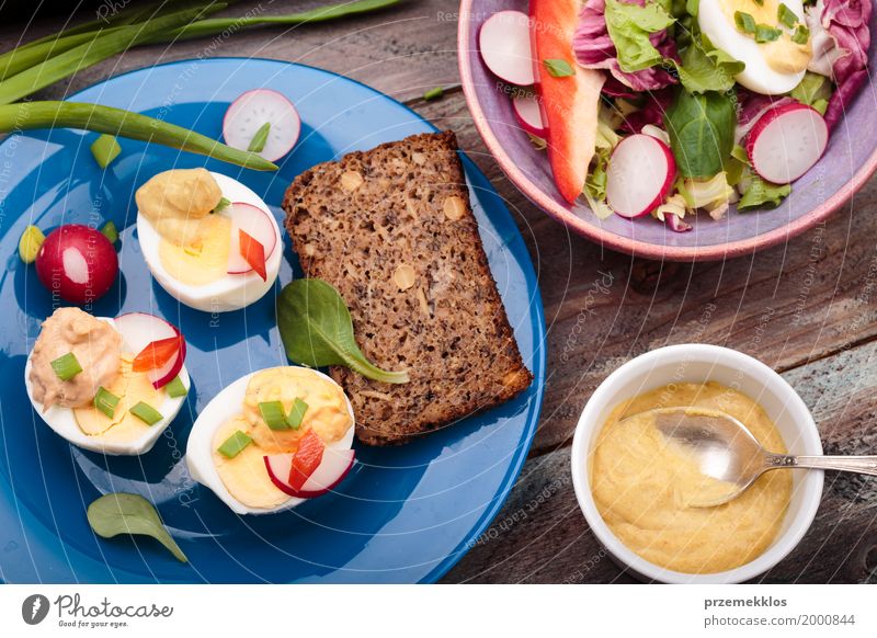 Gesunde Mahlzeit mit Eiern und Gemüse Lebensmittel Salat Salatbeilage Brot Mittagessen Vegetarische Ernährung Diät Schalen & Schüsseln Gesunde Ernährung Tisch