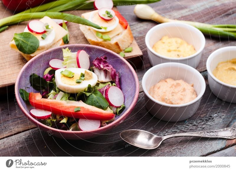 Gesunde Mahlzeit mit Eiern und Gemüse Lebensmittel Salat Salatbeilage Brot Mittagessen Vegetarische Ernährung Diät Schalen & Schüsseln Gesunde Ernährung Tisch