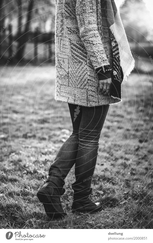 sundance b/w. Lifestyle elegant Stil schön Mensch feminin Junge Frau Jugendliche 1 18-30 Jahre Erwachsene Mode Bekleidung Jeanshose Pullover Jacke Mantel Schal