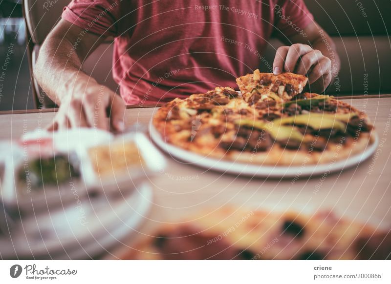 Nahaufnahme des Fleisch fressenden köstlichen pizza zum Mittagessen im Restaurant Lebensmittel Teigwaren Backwaren Essen Abendessen Fastfood Fingerfood Geschirr