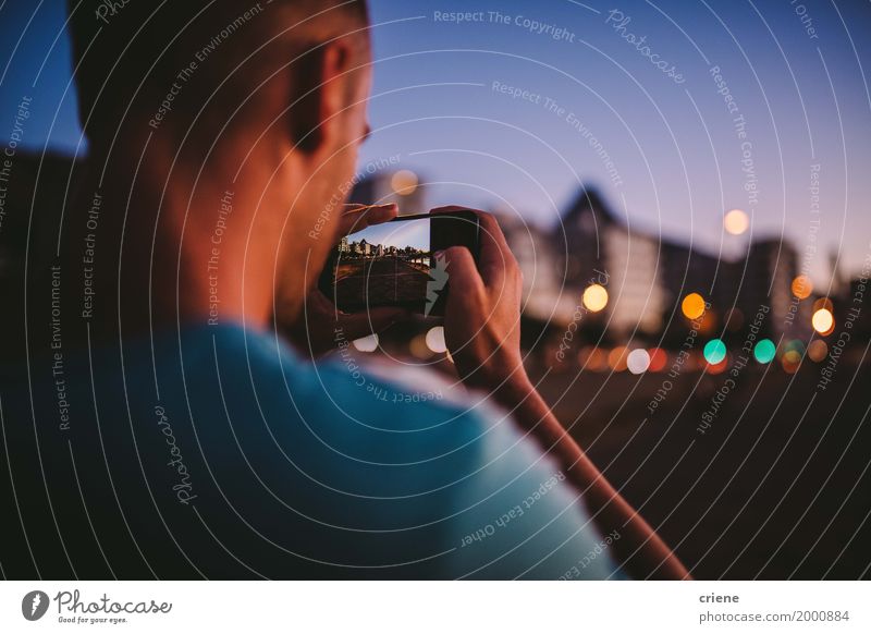 Junger cauacasian Mann, der Foto mit intelligentem Telefon nachts macht Lifestyle Handy PDA Fotokamera Technik & Technologie Unterhaltungselektronik High-Tech