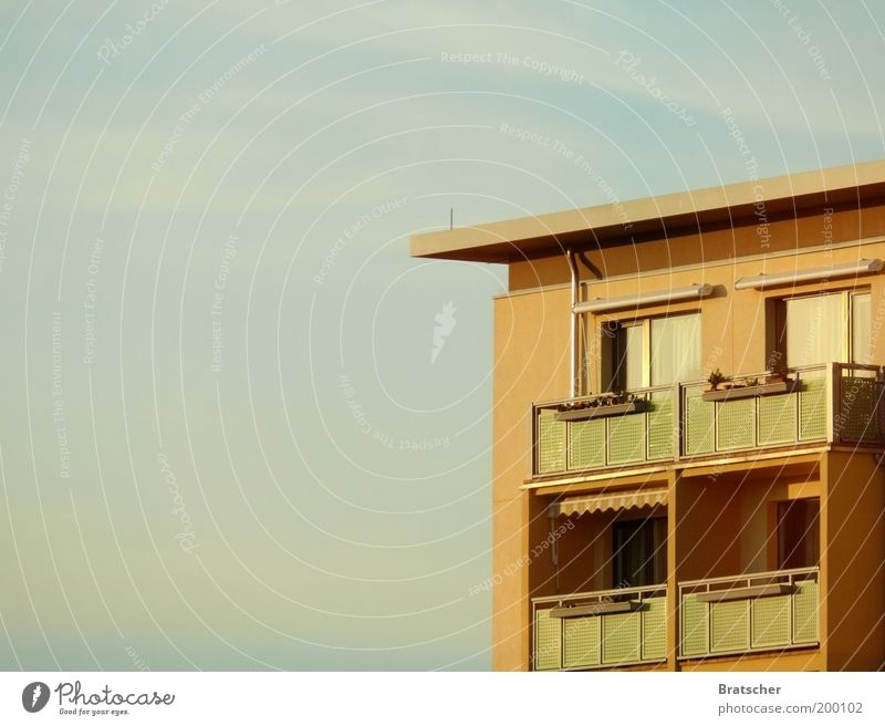 Platte bis zum Horizont Häusliches Leben Wohnung Haus Menschenleer Bauwerk Gebäude Architektur Balkon Gedeckte Farben Außenaufnahme Textfreiraum links
