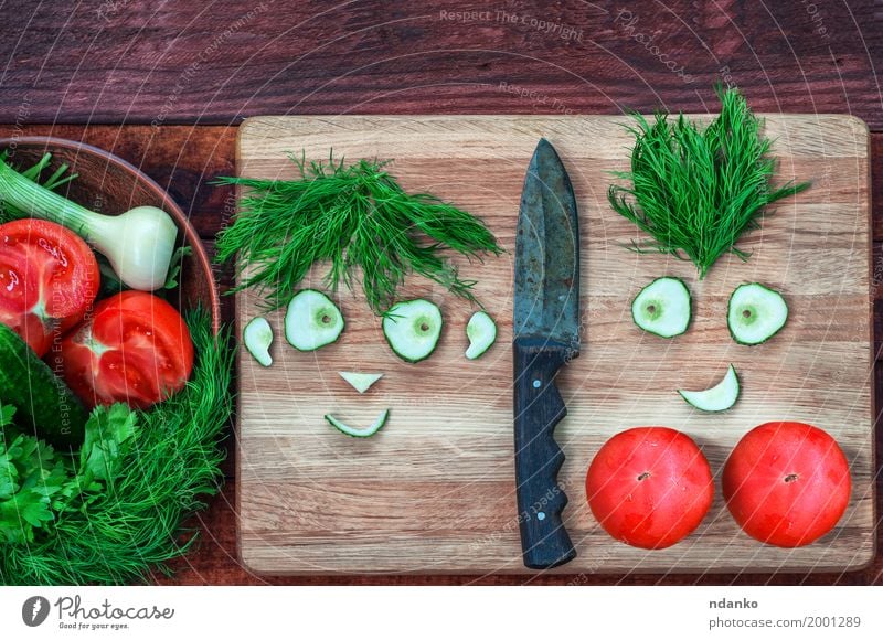 Frische Tomaten und Gurken, lustige Gesichter Gemüse Vegetarische Ernährung Messer Paar Lächeln Liebe frisch grün rot Gefühle Sympathie Partnerschaft Salatgurke