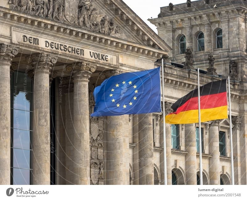 Deutschlandflagge und EU-Flagge vor dem Reichstag in Berlin Architektur Deutscher Bundestag Fahne Zusammensein Kommunizieren Problemlösung Dem deutschen Volke