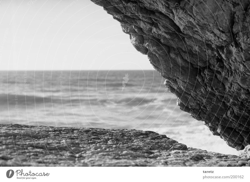 Felsenecke Umwelt Natur Urelemente Wasser Wolkenloser Himmel Wellen Küste Horizont steil Ecke graphisch Dreieck Aussicht Atlantik Portugal Luft Klippe Stein