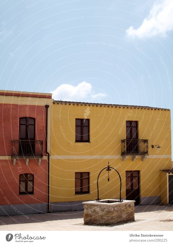 Museumsdorf Tratalias auf Sardinien Haus Gebäude Altstadt Fassade Farbe Denkmalschutz Pflastersteine leer ruhig Italien Häuserzeile sulcis gelb rosa Fenster