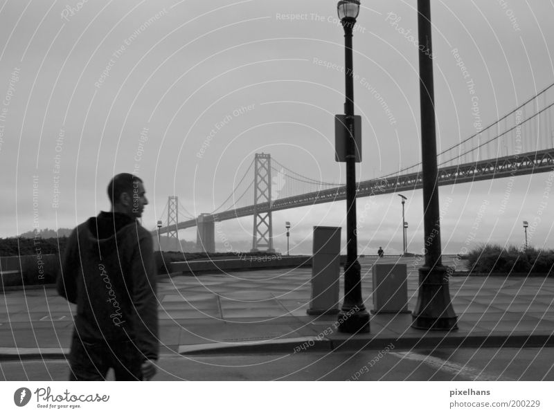 Links - Rechts - Blick Sightseeing Städtereise Jacke kurzhaarig gehen Nebel Laterne Brücke Straße San Francisco Regen Straßenbeleuchtung Mann 1 Schwarzweißfoto