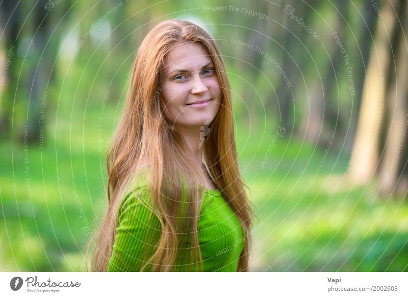 Recht glückliche Frau mit dem roten langen Haar Lifestyle elegant Freude schön Haare & Frisuren Gesicht Gesundheit Gesundheitswesen Wellness Wohlgefühl Sommer