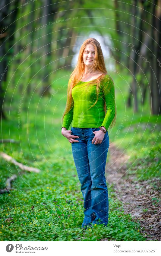 Recht glückliche Frau mit dem roten langen Haar Lifestyle Freude schön Haare & Frisuren Gesicht Gesundheitswesen Wellness Wohlgefühl Sommer Mensch Mädchen