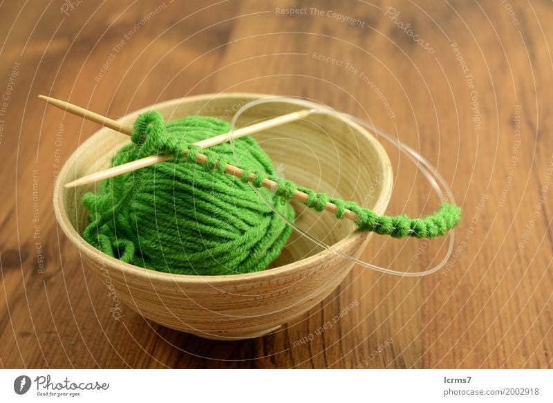 grünes Wollknäuel in Holzschale Design Freizeit & Hobby Winter Wärme Mode Schalen & Schüsseln Schnur Knoten ästhetisch knitting yarn wool craft Hintergrundbild