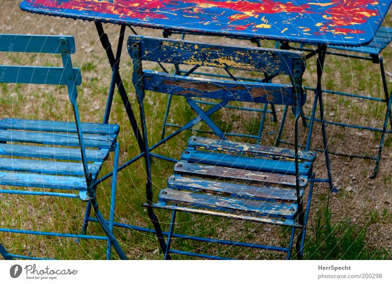 Waiting for the summer Garten Stuhl Tisch Gartenstuhl Gartentisch Biergarten nass blau rot Farbschicht verfallen Klappstuhl Klapptisch Wassertropfen Holz