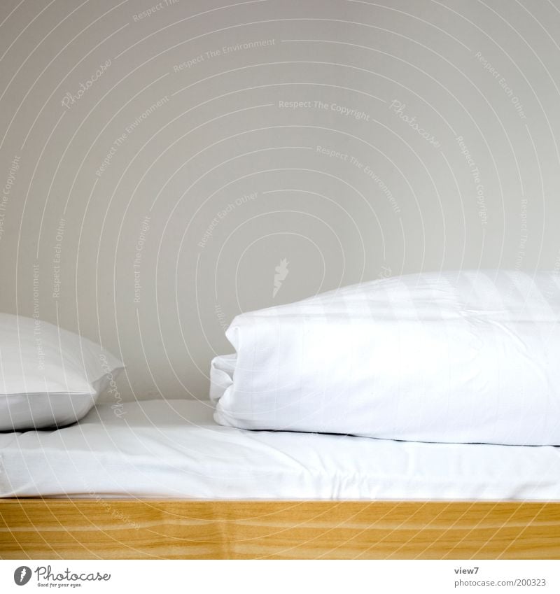 im Bett bleiben ... Häusliches Leben einrichten Innenarchitektur Möbel Raum Schlafzimmer Holz Linie ästhetisch authentisch dünn einfach kuschlig positiv