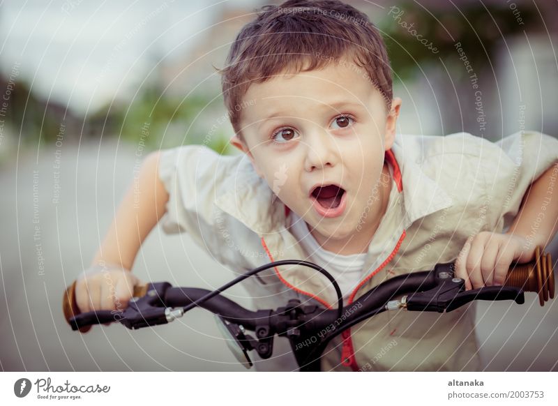 Glücklicher kleiner Junge mit Fahrrad in der Tageszeit Lifestyle Freude Erholung Freizeit & Hobby Abenteuer Sommer Sport Fahrradfahren Kind Mensch Mann
