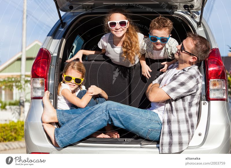 Glückliche Familie immer bereit für Road Trip an einem sonnigen Tag. Konzept der freundlichen Familie. Lifestyle Freude Freizeit & Hobby