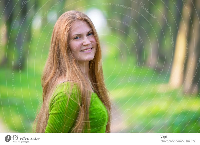 Recht glückliche Frau mit dem roten langen Haar Lifestyle elegant Stil Freude schön Haare & Frisuren Gesicht Wellness Leben Wohlgefühl Sommer Mensch Junge Frau