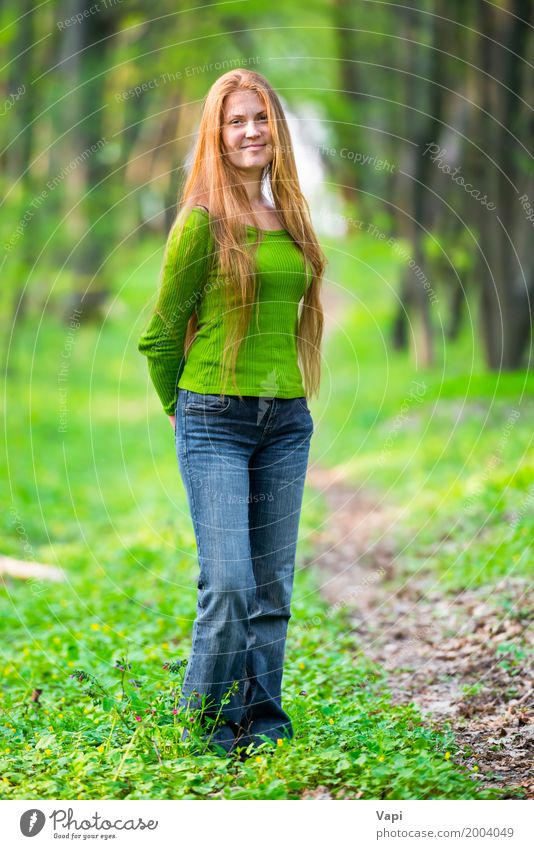 Hübsche glückliche Frau mit roten langen Haaren Lifestyle elegant Stil Freude schön Körper Haare & Frisuren Gesicht Fitness Wellness Wohlgefühl Sommer Mensch