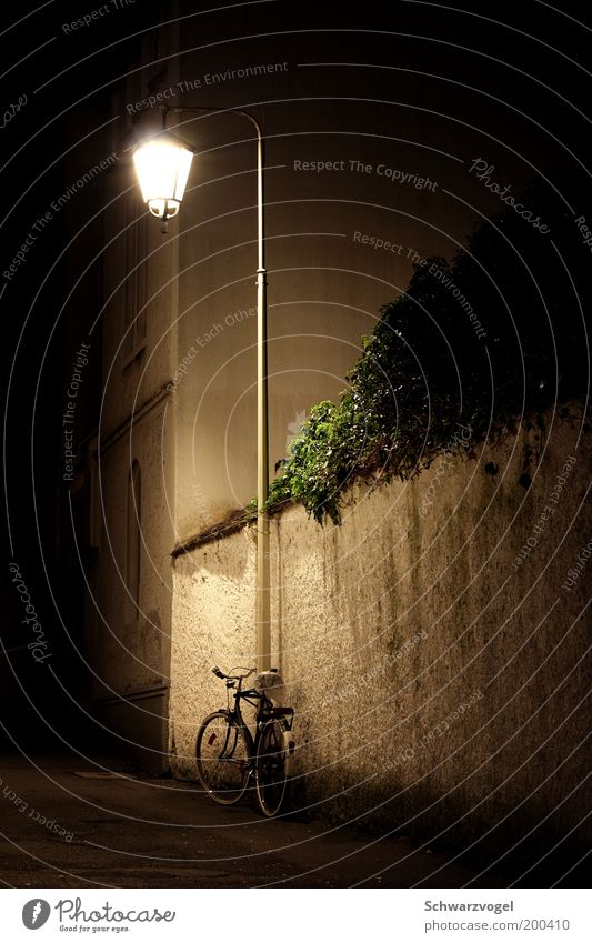 Es träumt - von der Tour de France Fahrrad Altstadt Menschenleer leuchten stehen alt authentisch Stimmung Geborgenheit Einsamkeit ruhig stagnierend Laterne