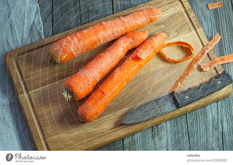 Ganze Karotten auf einem Küchenschneidebrett Gemüse Ernährung Essen Vegetarische Ernährung Diät Tisch Holz frisch oben produzieren Vegane Ernährung Ackerbau