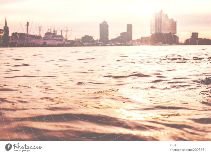 strahlender Morgen in Hamburg Urelemente Wasser Himmel Sonne Sonnenaufgang Sonnenuntergang Schönes Wetter Fluss Elbe Deutschland Europa Stadt Hafenstadt