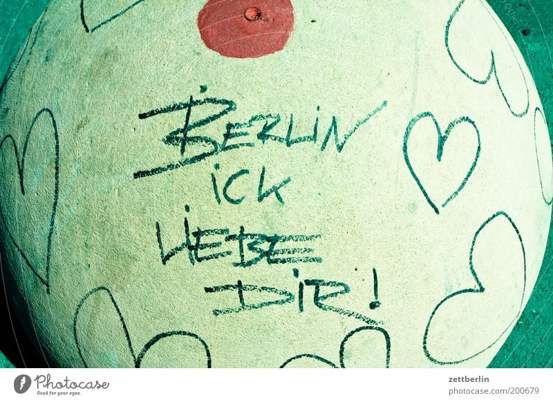 BERLIN ICK LIEBE DIR! Berlin Stadt Hauptstadt Graffiti Herz Liebeserklärung Patriotismus Lokalpatriotismus Region Stadtteil Häusliches Leben Beton Poller