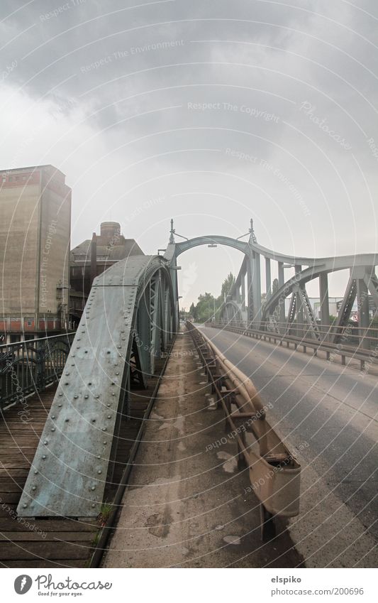 I am Legend Stadt Brücke Nebel Nebelschleier Stahl Stahlträger Asphalt Wolken Himmel Übergang unheimlich grau Farbfoto Gedeckte Farben Außenaufnahme