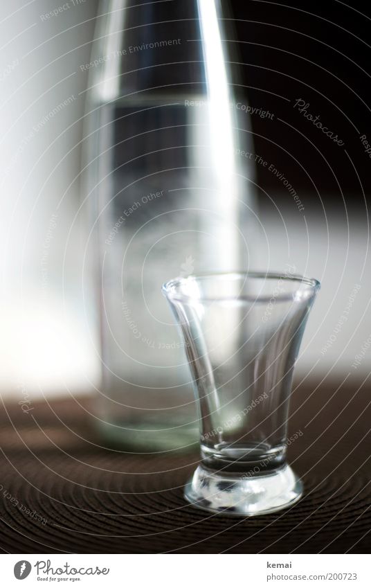 Lieblingsgetränk Platzset Getränk Alkohol Spirituosen Flasche Glas braun Alkoholsucht leer Transparente Mirabellenwasser Farbfoto Gedeckte Farben Innenaufnahme