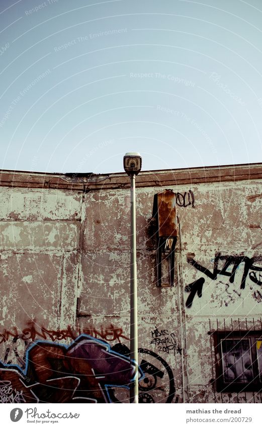 RÄUDIG Stadt Menschenleer Haus Gebäude Mauer Wand Fassade alt außergewöhnlich dreckig kalt Graffiti Jugendkultur verfallen trist Linie Pfeil Betonwand Himmel