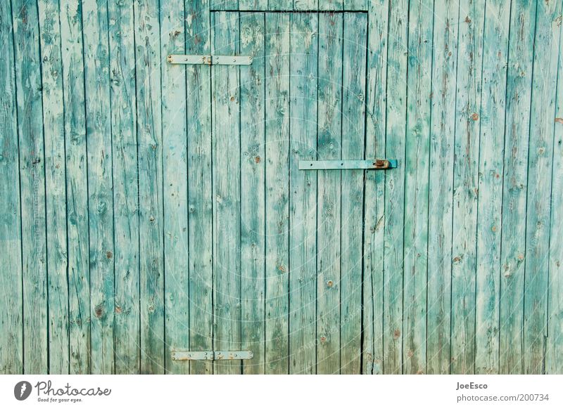 besetzt! Stil Häusliches Leben Haus Garten Dorf Menschenleer Tür Bauernhof Scharnier geschlossen blau Holzbrett Scheune Scheunentor Farbfoto Gedeckte Farben