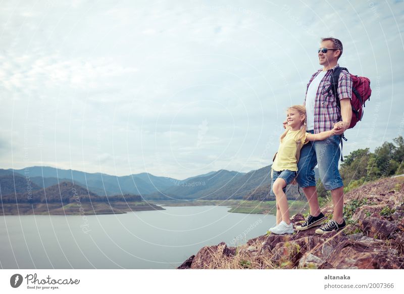 Vater und Tochter, die nahe dem See zur Tageszeit stehen. Lifestyle Freude Glück Freizeit & Hobby Ferien & Urlaub & Reisen Ausflug Abenteuer Freiheit Sommer