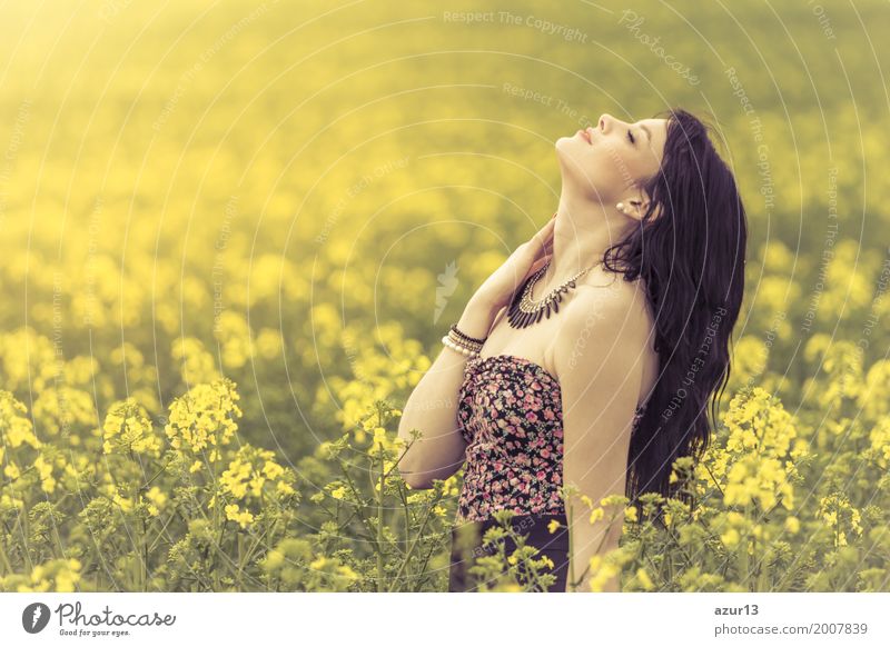 Schöne Junge Frau Genießt Leben Sommer Sonne Und Natur Ein Lizenzfreies Stock Foto Von Photocase