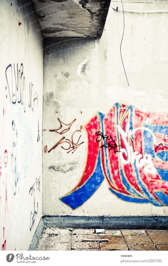 Mostar Graffiti Jugendkultur Subkultur alt trist Stadt Straßenkunst Ruine kaputt Verfall rot blau Farbfoto Außenaufnahme Menschenleer Tag Wand