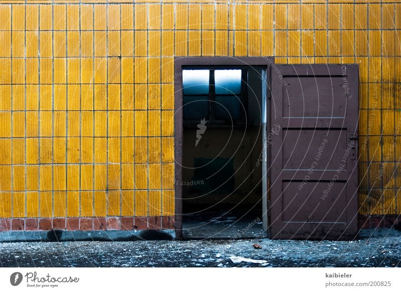 Offene Türen einrennen Industrieanlage Fabrik Ruine Bauwerk Gebäude Architektur Mauer Wand alt dreckig dunkel gelb Verfall Vergangenheit Vergänglichkeit