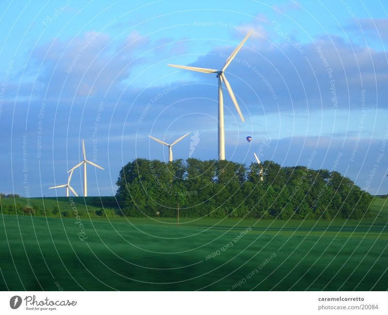 Windrad 03 Wiese grün drehen Windkraftanlage Feld Landschaft Bewegung