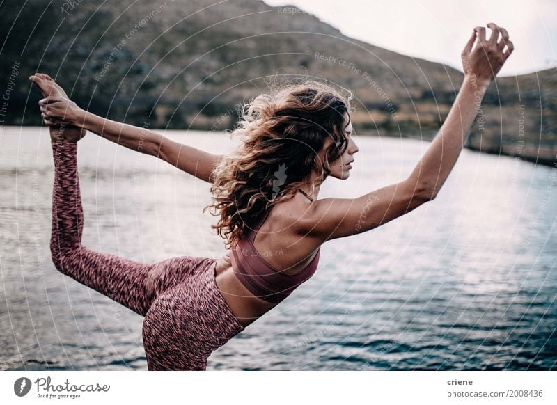 Attraktiver weiblicher Erwachsener, der Yogahaltung am See tut Lifestyle Freude Körper sportlich Fitness Leben harmonisch Wohlgefühl Erholung Freizeit & Hobby