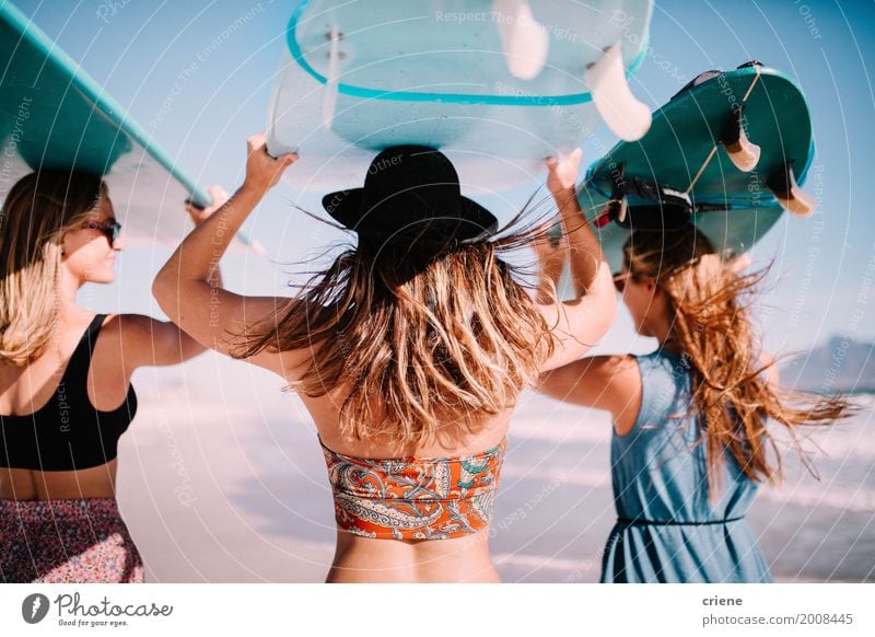Gruppe junge erwachsene Frauen, die Surfbretter am Strand tragen Lifestyle Freude Erholung Freizeit & Hobby Ferien & Urlaub & Reisen Abenteuer Freiheit Sommer