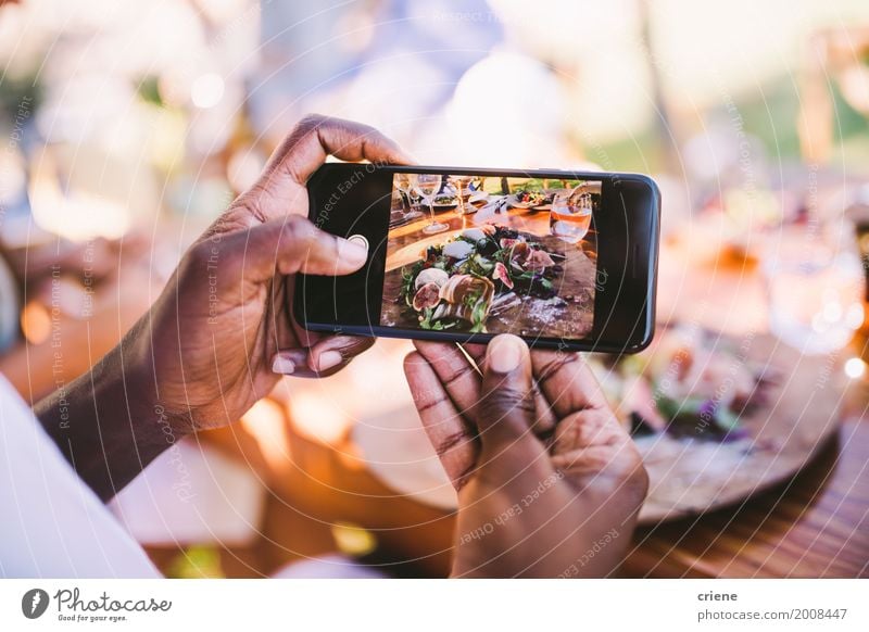 Nahaufnahme des Mannes Foto des Lebensmittels mit intelligentem Telefon machend Mittagessen Teller Lifestyle Handy PDA Bildschirm Fotokamera