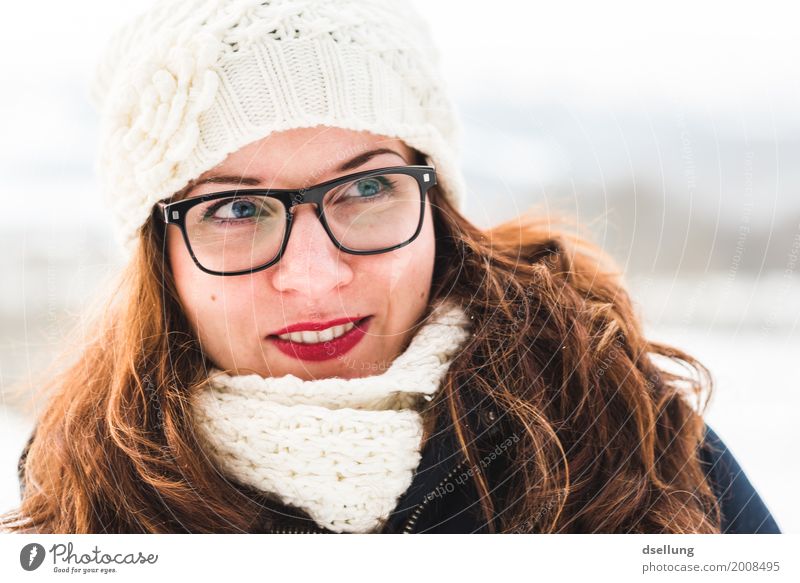 Portrait einer jungen Frau in winterlicher Landschaft Lifestyle elegant Stil Winter Schnee feminin Junge Frau Jugendliche Erwachsene 1 Mensch 18-30 Jahre